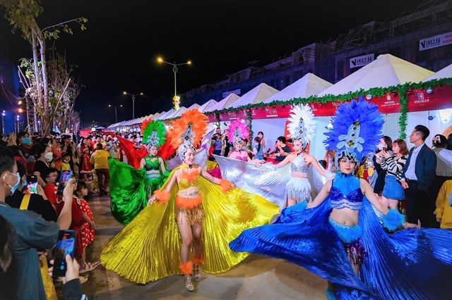 Đo&agrave;n biểu diễn carnival tr&igrave;nh diễn dọc tuyến phố 3/2 trong tiếng vỗ tay của người d&acirc;n tại Lễ hội đ&oacute;n Gi&aacute;ng sinh năm 2022 &nbsp;