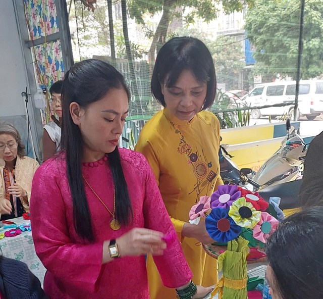 C&aacute;c c&ocirc; gi&aacute;o Nguyễn Thị Nhung v&agrave; Triệu Thị Xu&acirc;n tận t&igrave;nh hướng dẫn học vi&ecirc;n trong lớp học hoa vải tại Trung t&acirc;m Vaide.