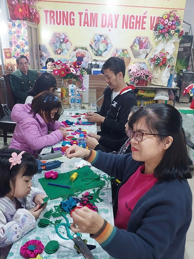 Người lớn v&agrave; trẻ em c&ugrave;ng nhau trải nghiệm, s&aacute;ng tạo trong lớp học hoa vải tại Vaide.