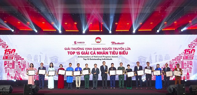 Trao giải "Vinh danh người truyền lửa" cho 15 c&aacute; nh&acirc;n xuất sắc &nbsp;