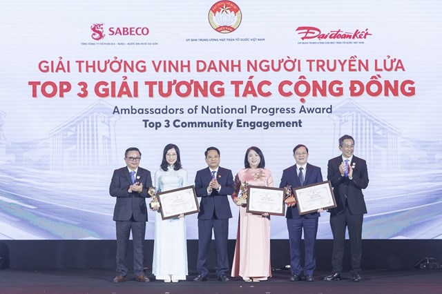 Top 3 &ldquo;Giải tương t&aacute;c cộng đồng&rdquo;, những gương mặt đ&atilde; nhận được sự b&igrave;nh chọn đ&ocirc;ng đảo từ cộng đồng trực tuyến, với những s&aacute;ng kiến t&ocirc;n vinh tinh thần s&aacute;ng tạo, cống hiến v&agrave; kết nối cộng đồng &nbsp;