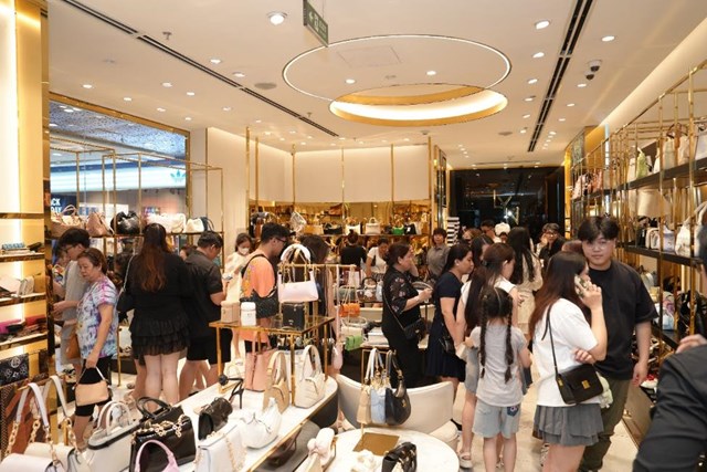 Cuối năm 2025: B&aacute;n lẻ bước v&agrave;o m&ugrave;a cao điểm với nhiều t&iacute;n hiệu tr&aacute;i chiều. &nbsp;