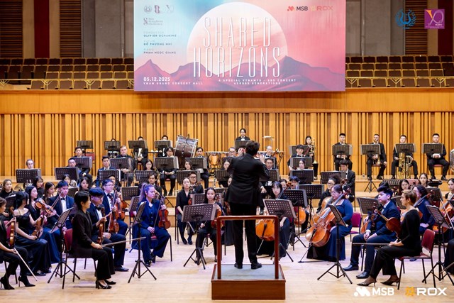 D&agrave;n nhạc VNAMYO &amp; SSO tr&ecirc;n s&acirc;n khấu Ph&ograve;ng H&ograve;a nhạc Lớn.