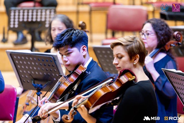 Khoảnh khắc giao thoa giữa nghệ sĩ trẻ v&agrave; nghệ sĩ quốc tế. &nbsp;