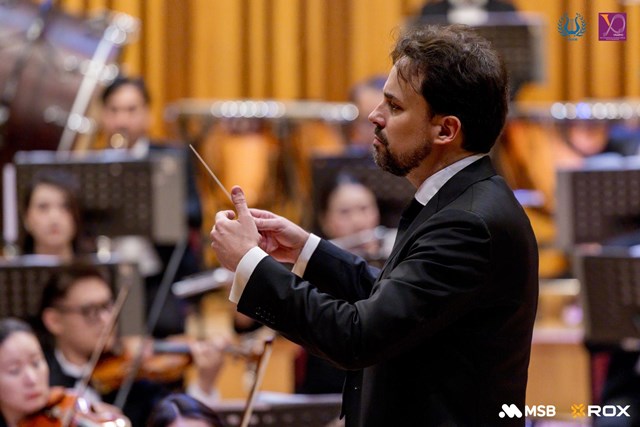 Nhạc trưởng Olivier Ochanine dẫn dắt hai d&agrave;n nhạc trong chương tr&igrave;nh. &nbsp;