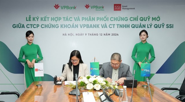 Ông Vũ Hữu Điền – Chủ tịch VPBankS và bà Nguyễn Ngọc Anh – Tổng giám đốc SSIAM ký kết hợp tác  