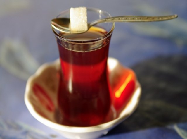 Trà là một thức uống gây nghiện với người Thổ Nhĩ Kỳ. Món trà thường được dọn ra với viên đường nhỏ và một chiếc thìa con. Khi tách trà còn nóng, thả viên đường vào vào và dùng thìa khuấy đều. Ảnh nguồn internet