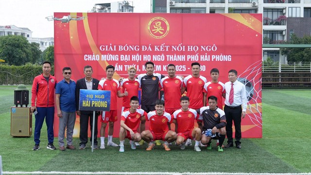 Đội h&igrave;nh CLB Doanh nh&acirc;n họ Ng&ocirc; Hải Ph&ograve;ng chụp lưu niệm trước giờ thi đấu.