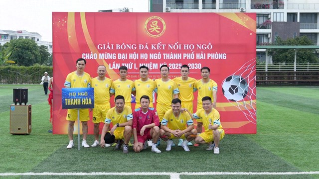 CLB Doanh nh&acirc;n họ Ng&ocirc; Thanh H&oacute;a chụp ảnh lưu niệm trước trận đấu.