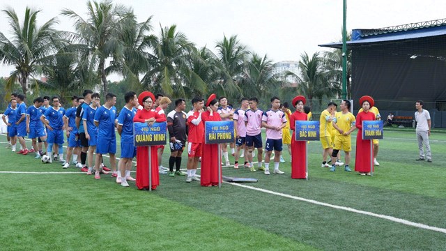 C&aacute;c đội b&oacute;ng l&agrave;m thủ tục ra s&acirc;n, đại diện c&aacute;c địa phương: Hải Ph&ograve;ng, Bắc Ninh, Quảng Ninh, Thanh H&oacute;a.
