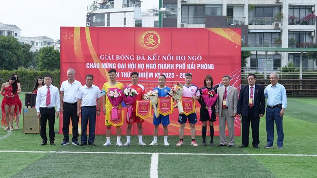 Ban Tổ chức trao cờ lưu niệm v&agrave; tặng hoa tới đại diện c&aacute;c đội b&oacute;ng tham dự giải.