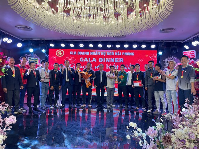 Ban Tổ chức trao C&uacute;p V&ocirc; địch cho CLB Doanh nh&acirc;n họ Ng&ocirc; TP Hải Ph&ograve;ng.