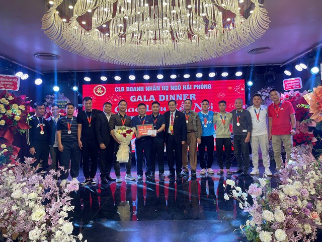 Ban Tổ chức trao Giải Nh&igrave; cho CLB Doanh nh&acirc;n họ Ng&ocirc; tỉnh Thanh H&oacute;a.