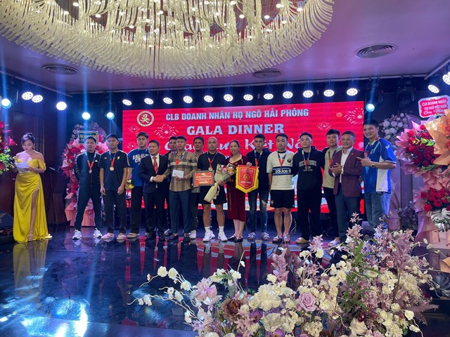 Ban Tổ chức trao Giải Ba cho CLB Doanh nh&acirc;n họ Ng&ocirc; tỉnh Bắc Ninh.