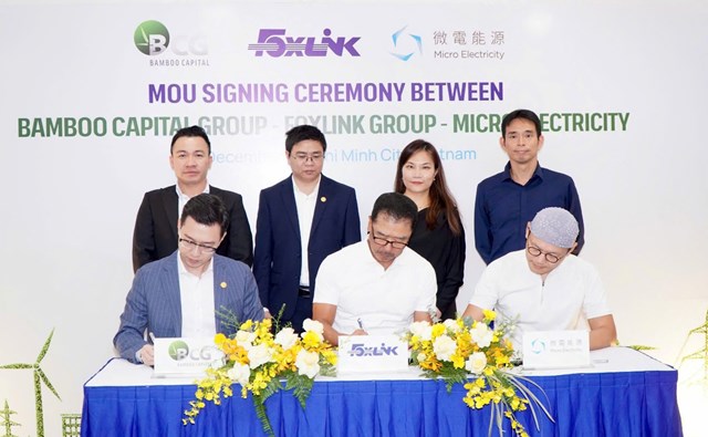 &Ocirc;ng Nguyễn T&ugrave;ng L&acirc;m &ndash; Tổng Gi&aacute;m đốc Bamboo Capital, &Ocirc;ng James Lee &ndash; Chủ tịch Foxlink Group v&agrave; &ocirc;ng Mindi Wang &ndash; Chủ tịch Micro Electricity c&ugrave;ng k&yacute; kết thỏa thuận hợp t&aacute;c (từ tr&aacute;i sang) &nbsp;