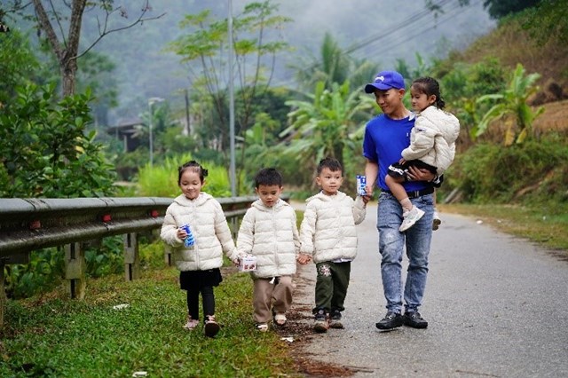 Năm 2024 đ&aacute;nh dấu 17 năm Vinamilk thực hiện chương tr&igrave;nh Quỹ sữa Vươn Cao Việt Nam. Với nỗ lực bền bỉ, chương tr&igrave;nh đ&atilde; mang hơn 42 triệu hộp sữa đến cho nửa triệu trẻ em Việt Nam, tạo n&ecirc;n nhiều gi&aacute; trị nh&acirc;n văn. Kh&ocirc;ng chỉ chăm s&oacute;c dinh dưỡng cho trẻ em, Quỹ sữa c&ograve;n lan tỏa th&ocirc;ng điệp &ldquo;vươn cao Việt Nam&rdquo;, tiếp sức cho nhiều em nhỏ vượt qua kh&oacute; khăn để vươn l&ecirc;n.