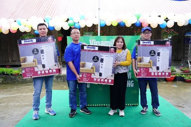 Điểm trường xa nhất c&aacute;ch trung t&acirc;m x&atilde; hơn 20km, kh&ocirc;ng thể di chuyển bằng xe m&aacute;y, c&aacute;c c&ocirc; gi&aacute;o phải lội bộ gần 5 giờ để đến lớp. Điều kiện rất kh&oacute; khăn. Trao tặng những chiếc m&aacute;y sưởi cho nh&agrave; trường, &ocirc;ng Hồ Tuấn Nam &ndash; Gi&aacute;m đốc Trang trại Vinamilk Tuy&ecirc;n Quang - chia sẻ: &ldquo;Hy vọng những chiếc &aacute;o ấm v&agrave; m&aacute;y sưởi n&agrave;y sẽ gi&uacute;p c&ocirc; v&agrave; tr&ograve; c&oacute; những giờ học, giờ chơi ấm &aacute;p hơn giữa m&ugrave;a đ&ocirc;ng. Mong c&aacute;c c&ocirc; giữ sức khỏe để tiếp tục dạy dỗ, chăm s&oacute;c c&aacute;c con&rdquo;.&nbsp;