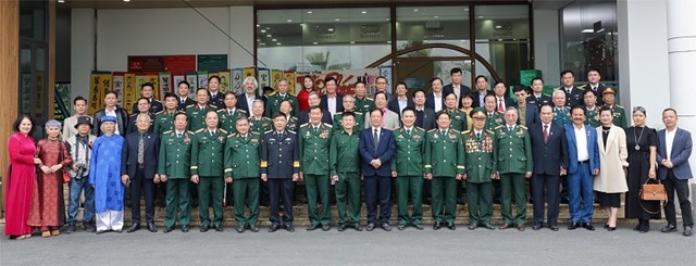 C&aacute;c đại biểu, kh&aacute;ch mời c&ugrave;ng chụp ảnh lưu niệm tại &ldquo;Chương tr&igrave;nh gặp gỡ, giao lưu với c&aacute;c tướng lĩnh Qu&acirc;n đội Nh&acirc;n d&acirc;n Việt Nam&rdquo; tổ chức tại KCN Nam Cầu Kiền &nbsp;