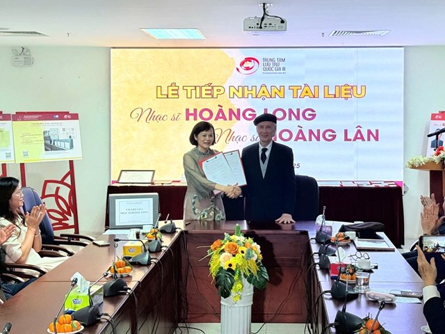 Nhạc sĩ Ho&agrave;ng Long trao tặng tư liệu cho Trung t&acirc;m Lưu trữ quốc gia III &nbsp;