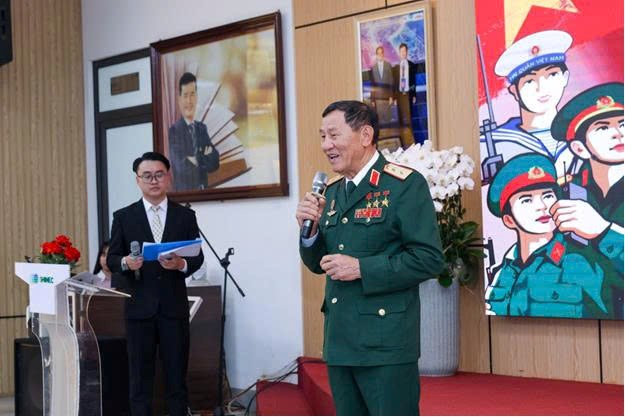 Trung tướng Phạm Tu&acirc;n, Nguy&ecirc;n Tổng cục trưởng Tổng cục C&ocirc;ng nghiệp (Bộ Quốc ph&ograve;ng) - Anh h&ugrave;ng lực lượng vũ trang nh&acirc;n d&acirc;n, Anh h&ugrave;ng lao động, Anh h&ugrave;ng Li&ecirc;n X&ocirc;, nh&agrave; du h&agrave;nh vũ trụ chia sẻ kỉ niệm với Đại tướng V&otilde; Nguy&ecirc;n Gi&aacute;p&nbsp;