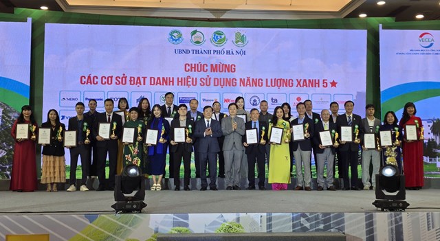 Sở C&ocirc;ng Thương H&agrave; Nội trao danh hiệu Năng lượng Xanh 5 sao cho 26 đơn vị &nbsp;