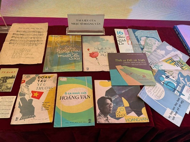 C&aacute;c t&agrave;i liệu quan trọng trong sự nghiệp s&aacute;ng t&aacute;c của nhạc sĩ Ho&agrave;ng V&acirc;n được gia đ&igrave;nh trao tặng &nbsp;