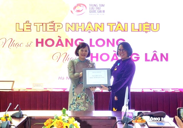 Đại diện Trung t&acirc;m Lưu trữ quốc gia III tiếp nhận tư liệu từ TS. L&ecirc; Y Linh &ndash; con g&aacute;i cố Nhạc sĩ Ho&agrave;ng V&acirc;n (b&igrave;a phải) &nbsp;