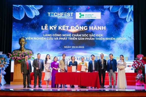 Lễ k&yacute; kết đồng h&agrave;nh&nbsp;giữa C&ocirc;ng ty cổ phần CLB BĐS H&agrave; Nội, C&ocirc;ng ty cổ phần Đầu tư quốc tế The World, C&ocirc;ng ty Đ&agrave;o tạo A&amp;H, C&ocirc;ng ty Nemos Việt Nam, C&ocirc;ng ty đ&agrave;o tạo Taki Polytechnics&nbsp;