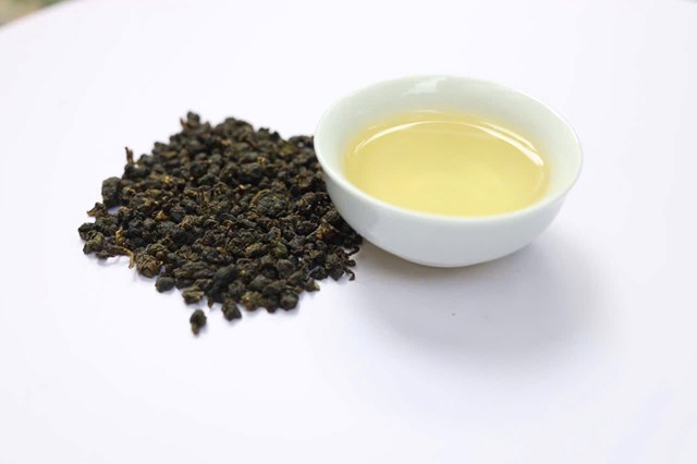 Trà Oolong không chỉ giúp làm sạch miệng mà còn làm dịu dạ dày, giúp bạn cảm thấy thoải mái hơn sau khi thưởng thức những món ăn nhiều gia vị.