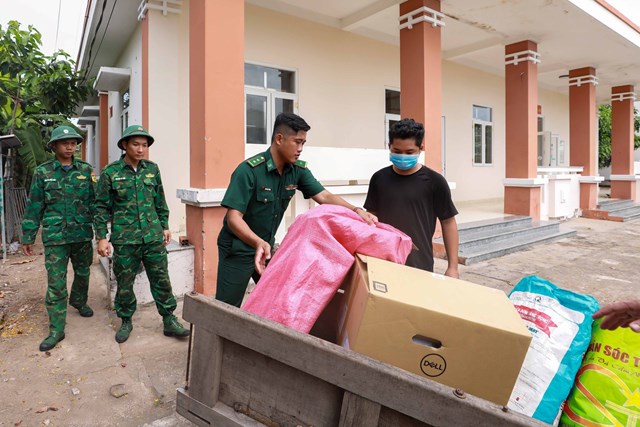 C&aacute;c đảng vi&ecirc;n được ph&acirc;n c&ocirc;ng phụ tr&aacute;ch hộ gia đ&igrave;nh thực hiện theo phương ch&acirc;m &ldquo;c&ugrave;ng ăn, c&ugrave;ng ở, c&ugrave;ng l&agrave;m&rdquo; với Nh&acirc;n d&acirc;n