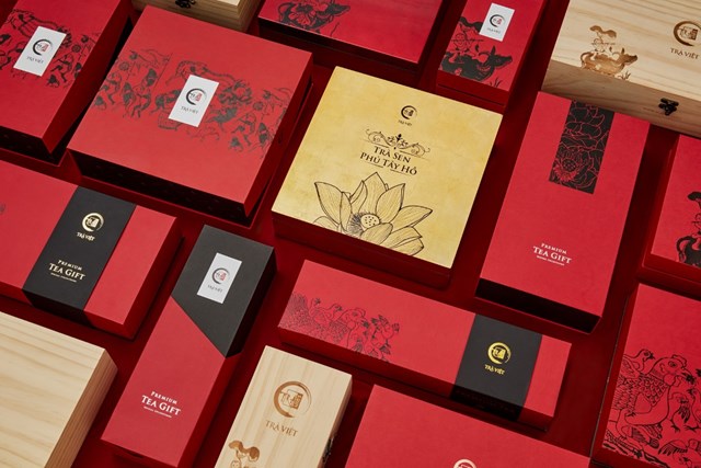 Cảm hứng ngựa B&iacute;nh Ngọ biểu trưng bền bỉ, bứt ph&aacute;, được thể hiện tinh tế tr&ecirc;n các hộp tr&agrave;.