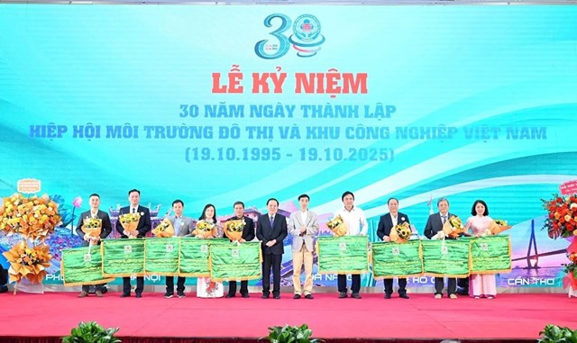 Tặng Cờ thi đua cho c&aacute;c đơn vị &nbsp;