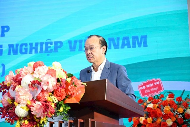 Ph&oacute; Chủ tịch Thường trực Hiệp hội M&ocirc;i trường đ&ocirc; thị v&agrave; Khu c&ocirc;ng nghiệp Việt Nam Nguyễn Hữu Tiến ph&aacute;t biểu tại buổi lễ kỷ niệm &nbsp;