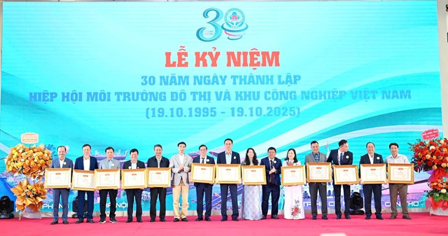 C&aacute;n bộ ti&ecirc;u biểu được trao Bằng khen trong buổi lễ kỷ niệm &nbsp;