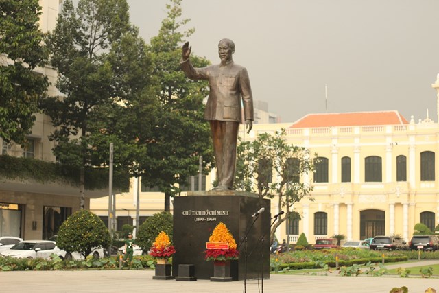 Tượng đ&agrave;i Chủ tịch Hồ Ch&iacute; Minh