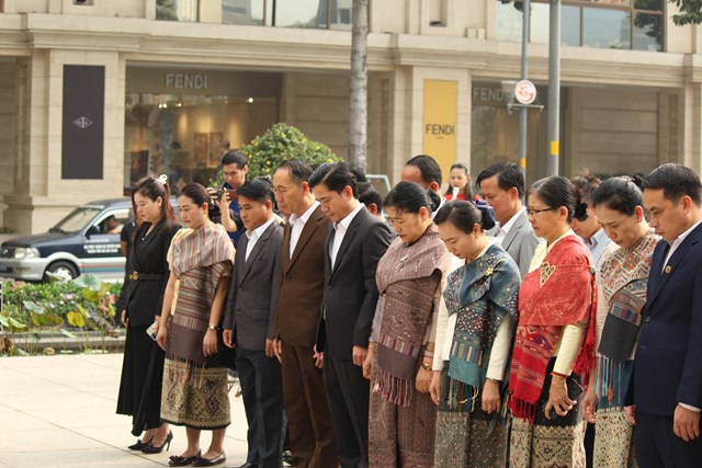 Đo&agrave;n đại biểu Ch&iacute;nh quyền tỉnh Hủa Phăn, Cộng h&ograve;a D&acirc;n chủ Nh&acirc;n d&acirc;n L&agrave;o d&agrave;nh một ph&uacute;t mặc niệm trang nghi&ecirc;m, b&agrave;y tỏ l&ograve;ng th&agrave;nh k&iacute;nh v&agrave; tưởng nhớ c&ocirc;ng ơn Chủ tịch Hồ Ch&iacute; Minh.