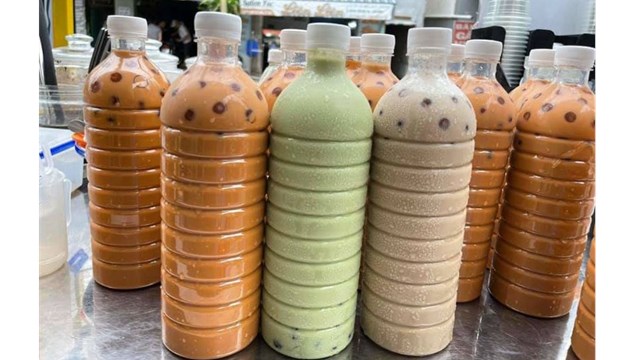 Từ những g&oacute;i bột chuy&ecirc;n pha chế th&agrave;nh những chai tr&agrave; sữa như thế n&agrave;y. Người ti&ecirc;u d&ugrave;ng c&oacute; thể dễ d&agrave;ng bắt gặp ở bất kỳ cửa h&agrave;ng ăn uống n&agrave;o&nbsp; &nbsp;&nbsp;