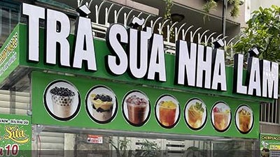 Kh&ocirc;ng kh&oacute; để bắt gặp ng&agrave;y c&agrave;ng nhiều qu&aacute;n nhỏ, xe đẩy vỉa h&egrave; hay cửa h&agrave;ng online treo biển &ldquo;tr&agrave; sữa nh&agrave; l&agrave;m&rdquo;