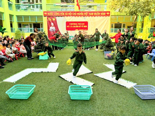 S&#226;n chơi “B&#233; l&#224; chiến sĩ t&#237; hon”: Củng cố niềm tin, khơi dậy niềm tự h&#224;o, tinh thần y&#234;u nước của thầy v&#224; tr&#242; trường mầm non Long Bi&#234;n - Ảnh 7