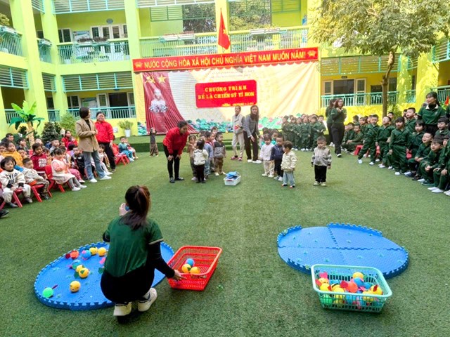 S&#226;n chơi “B&#233; l&#224; chiến sĩ t&#237; hon”: Củng cố niềm tin, khơi dậy niềm tự h&#224;o, tinh thần y&#234;u nước của thầy v&#224; tr&#242; trường mầm non Long Bi&#234;n - Ảnh 11