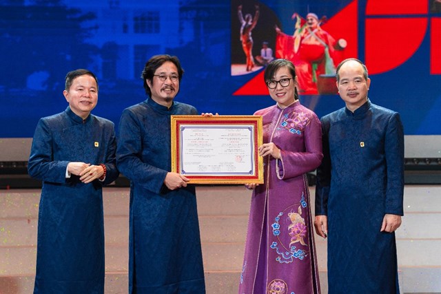 Trao Quyết định v&agrave; Giấy chứng nhận Kiểm định chất lượng gi&aacute;o dục đối với chất lượng cơ sở gi&aacute;o dục chu kỳ 2 v&agrave; 3 chương tr&igrave;nh đ&agrave;o tạo của Trường Đại học S&acirc;n khấu - Điện ảnh H&agrave; Nội &nbsp;