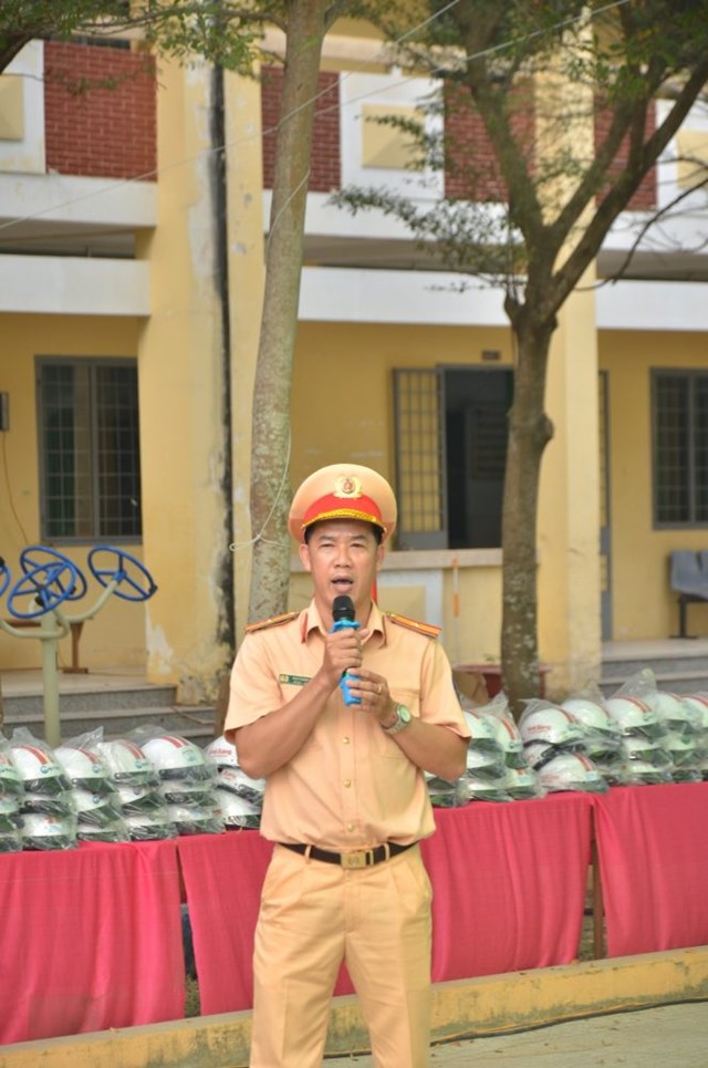 Thiếu t&aacute; Cao Thanh Vũ &ndash; C&aacute;n bộ tuy&ecirc;n truyền ph&ograve;ng CSGT, c&ocirc;ng an tỉnh T&acirc;y Ninh tuy&ecirc;n truyền cho c&aacute;c em học sinh