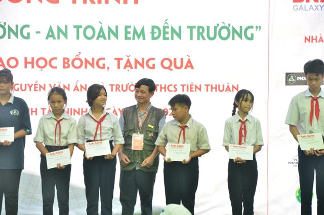 Tặng học bổng cho c&aacute;c em học sinh ngh&egrave;o hiếu học