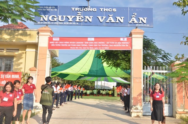 Trường THCS Nguyễn Văn Ẩn nơi diễn ra lễ ph&aacute;t động phong tr&agrave;o &ldquo;&Aacute;nh s&aacute;ng học đường &ndash; An to&agrave;n em đến trường&rdquo;