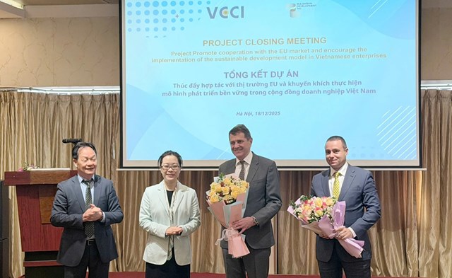 B&agrave; Trần Thị Lan Anh, Tổng Thư k&yacute; VCCI tặng hoa cho Đại sứ Hungary tại Việt Nam Pavlin Todorov &nbsp;