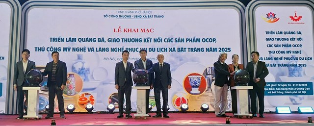 C&aacute;c đại biểu thực hiện nghi thức khai mạc Triển l&atilde;m &nbsp;
