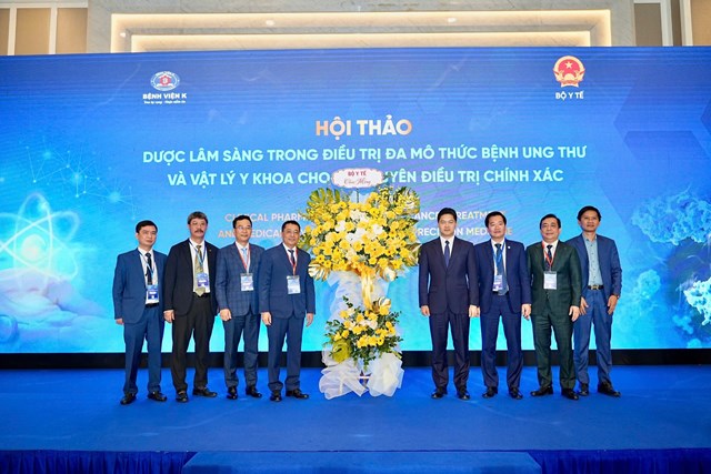 L&atilde;nh đạo Bộ Y tế tặng hoa ch&uacute;c mừng bệnh viện K &nbsp;