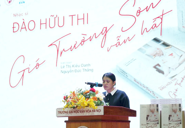 Chị L&ecirc; Thị Kiều Oanh, bi&ecirc;n soạn cuốn s&aacute;ch chia sẻ tại buổi lễ&nbsp; &nbsp;