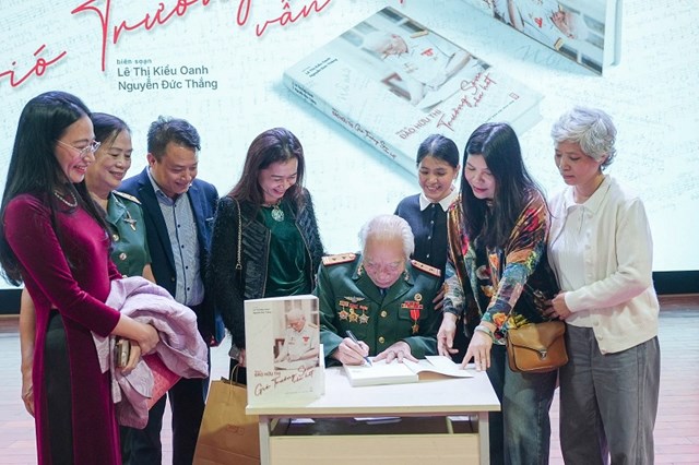 Nhạc sĩ Đ&agrave;o Hữu Thi k&yacute; tặng s&aacute;ch