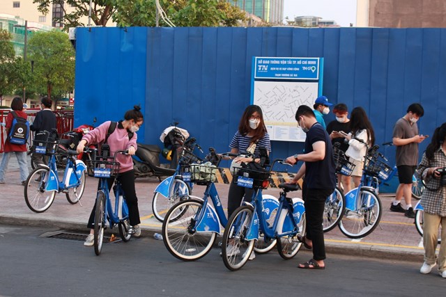 Người trẻ thích thú với xe đạp công cộng Đến Đà Nẵng thì phải đạp xe